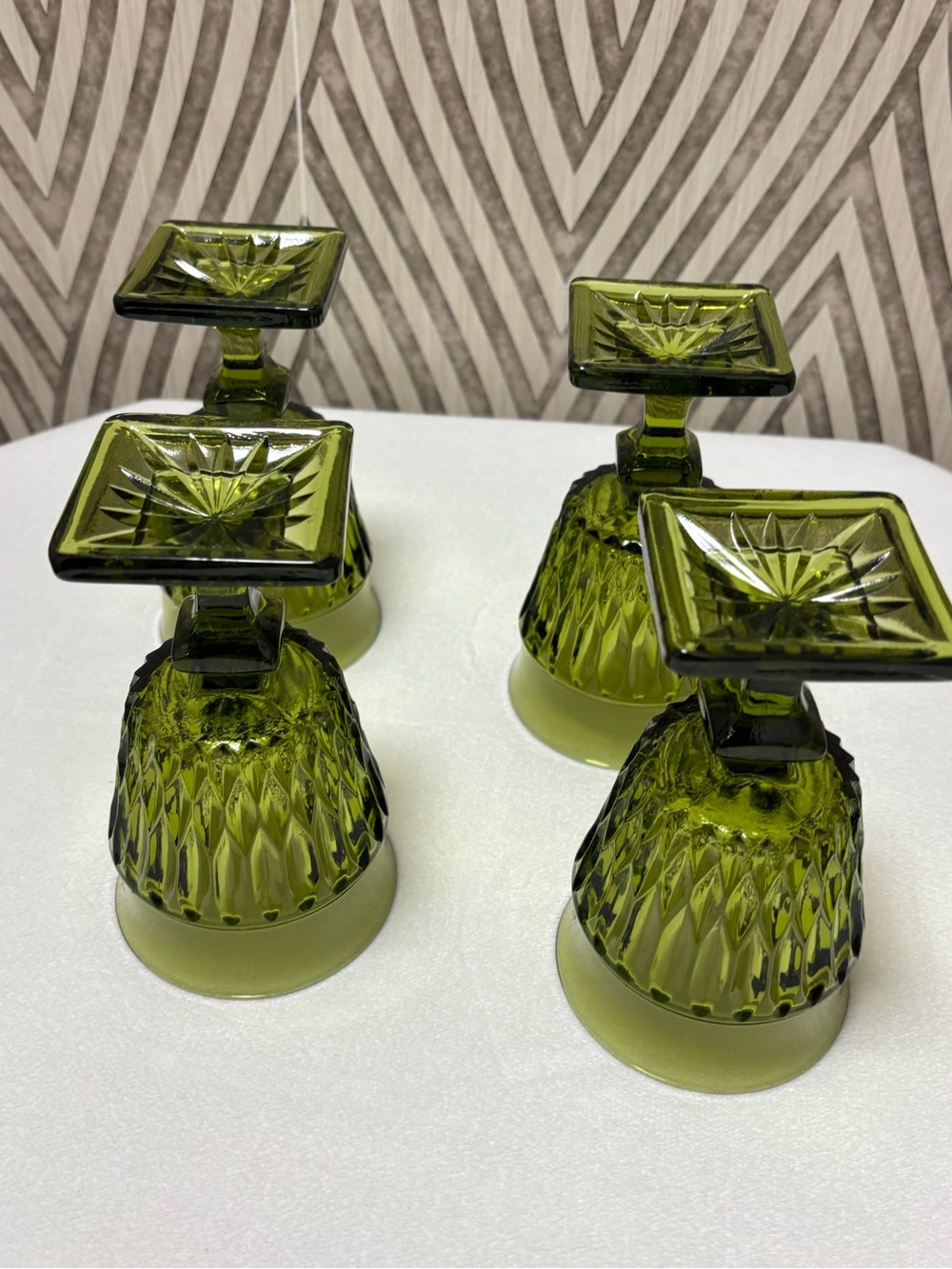 Four vintage olive green glass goblets square base - Picture 10 of 12